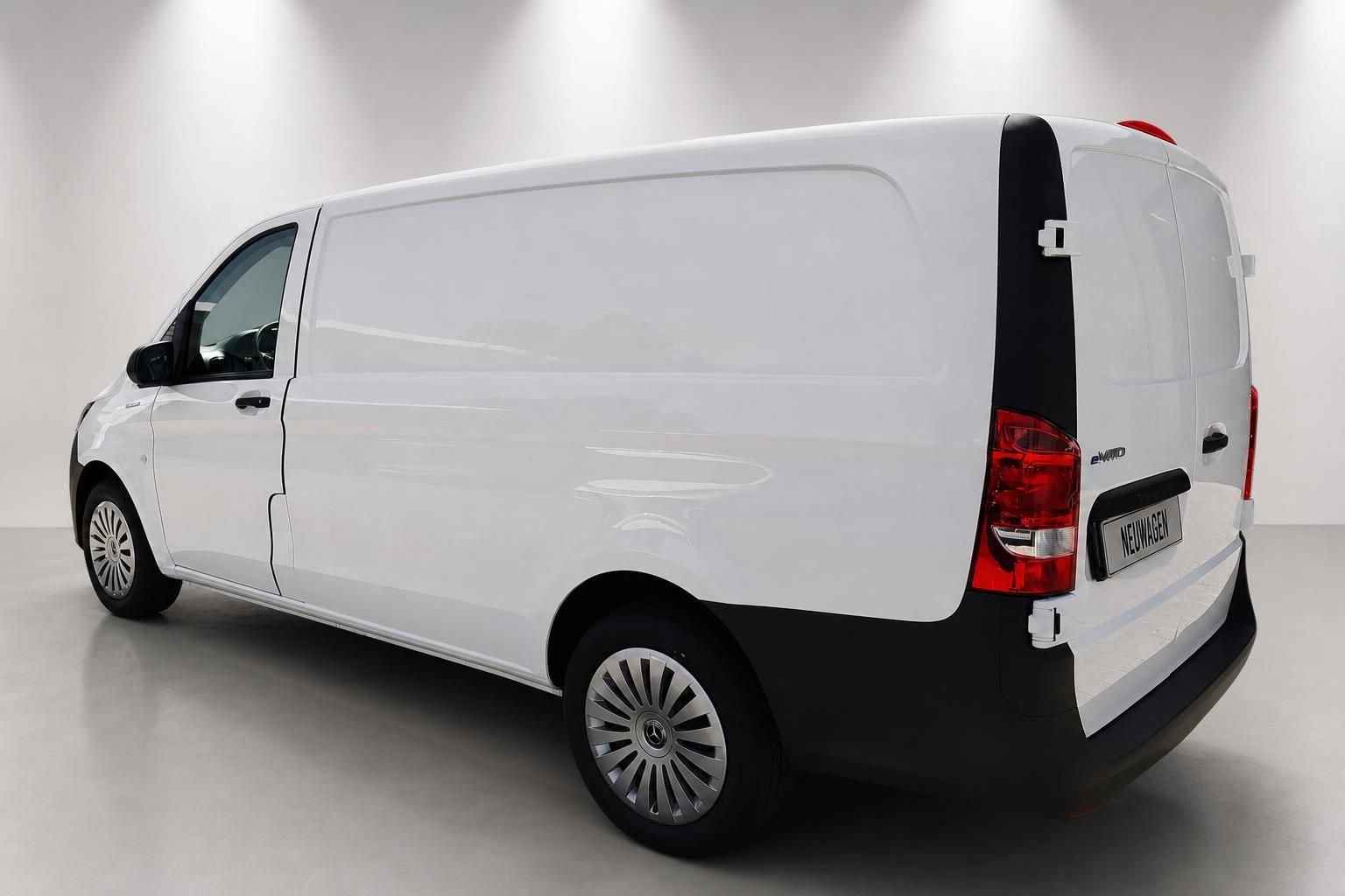 Mercedes-Benz eVito Kastenwagen weiß, Heckansicht seitlich im Studio