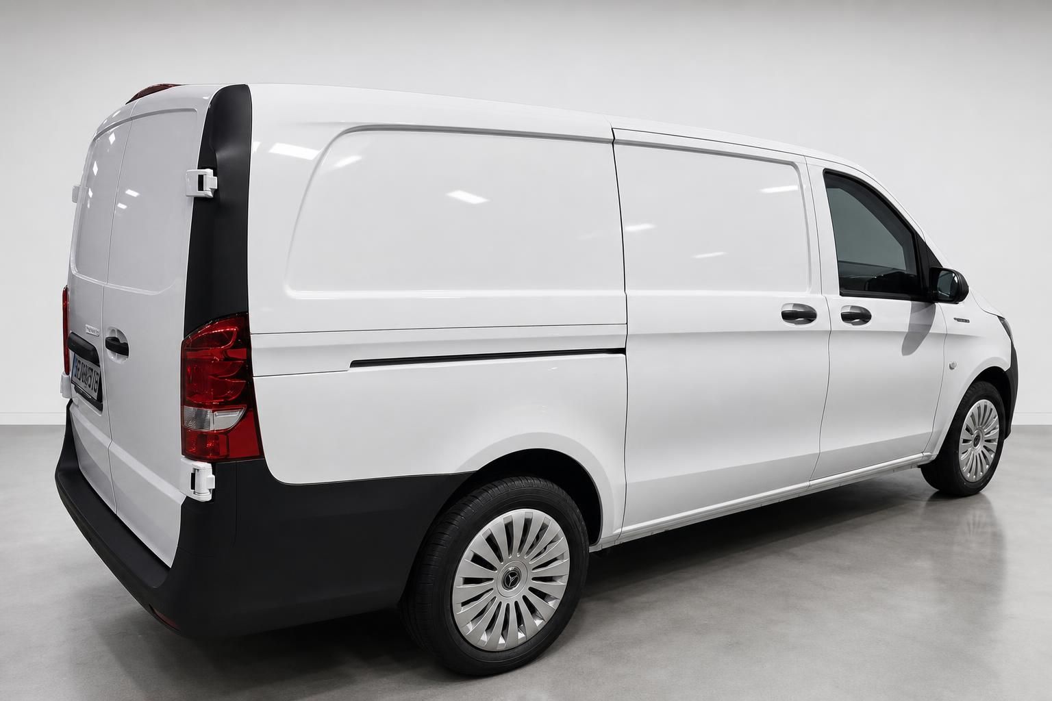 Mercedes-Benz Vito Kastenwagen weiß, Heckansicht schräg von hinten