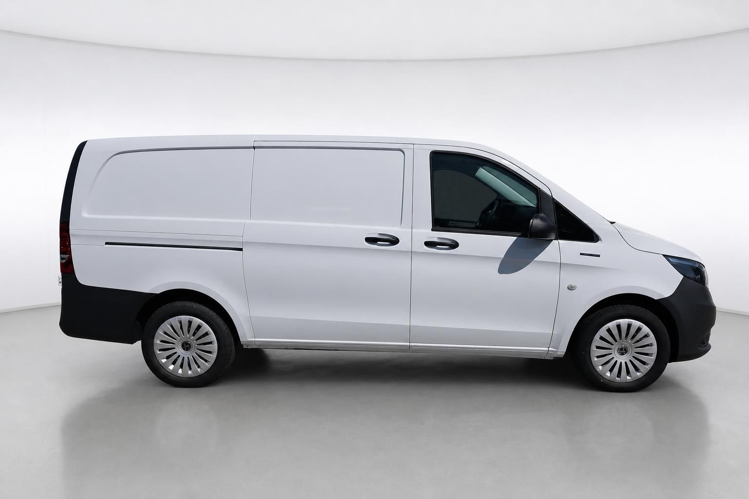 Mercedes-Benz Vito Kastenwagen weiß, Seitenansicht im Studio