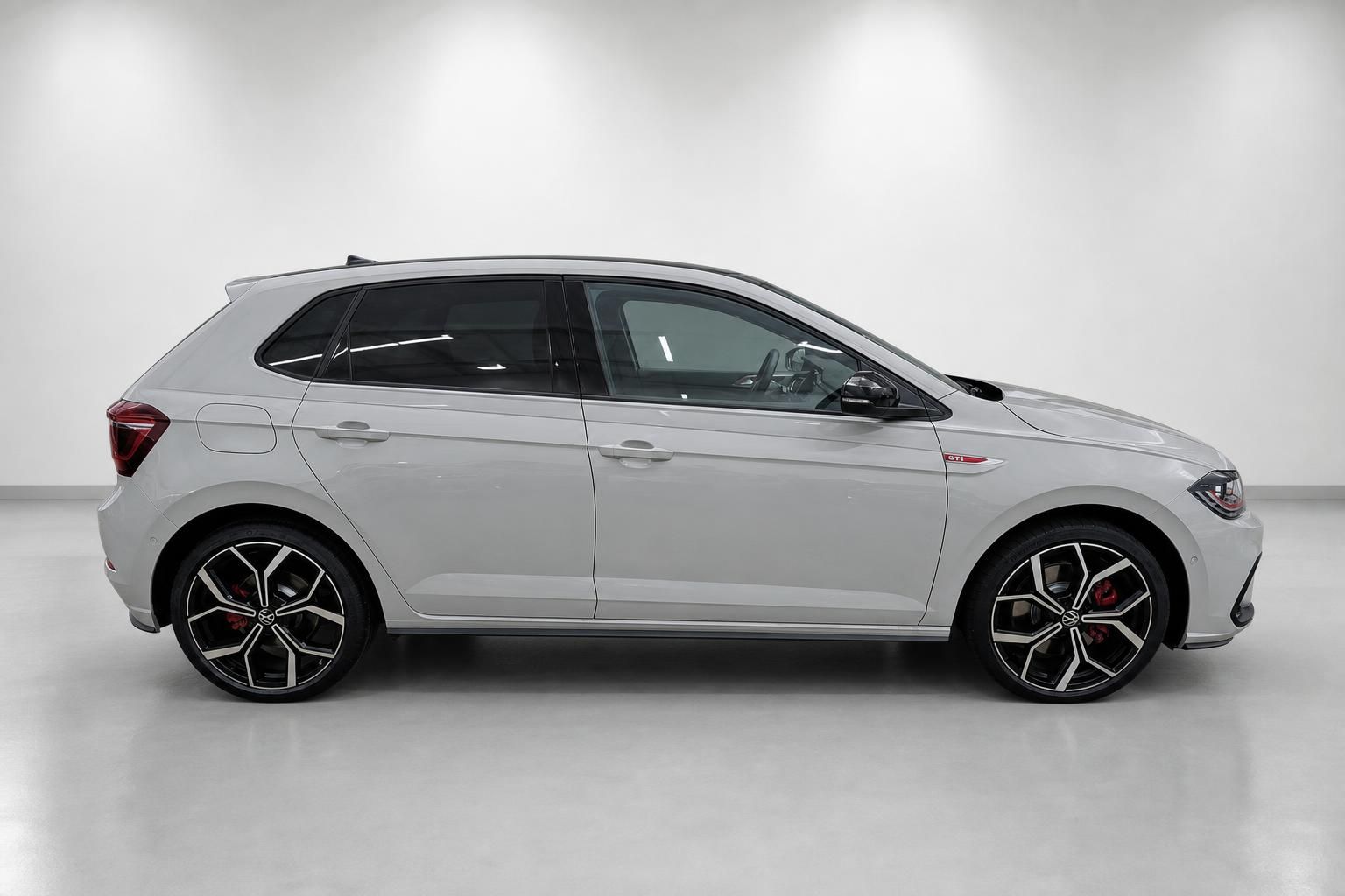VW Polo GTI Seitenansicht in Grau mit sportlichen Alufelgen