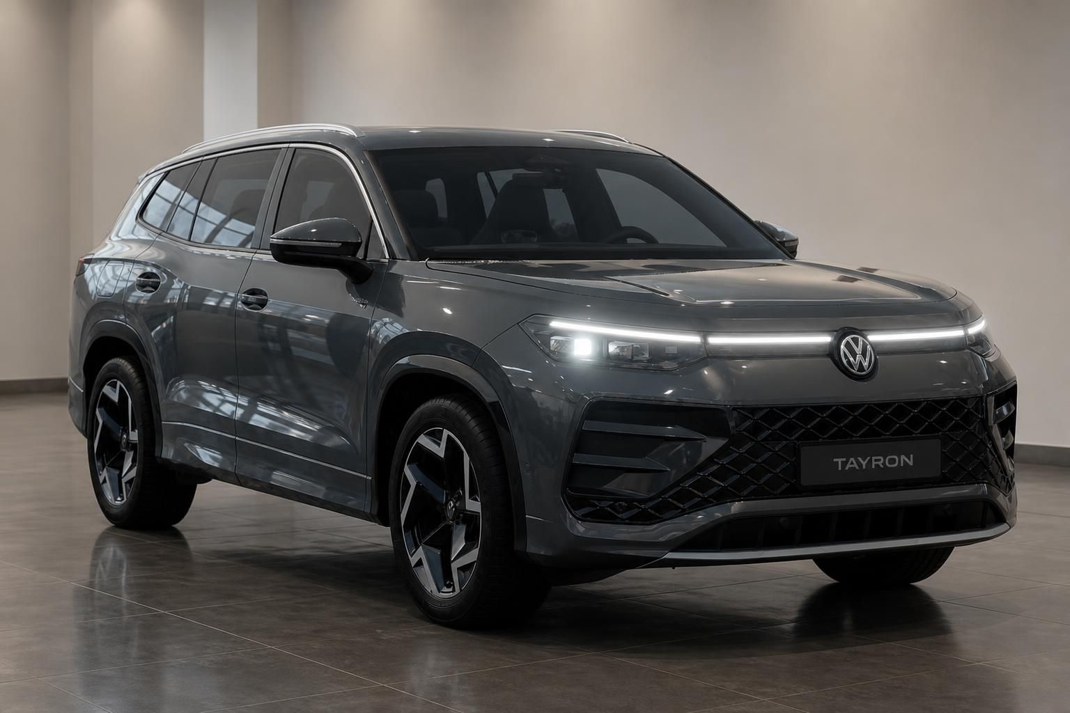 VW Tayron in Grau, Frontansicht schräg im Showroom