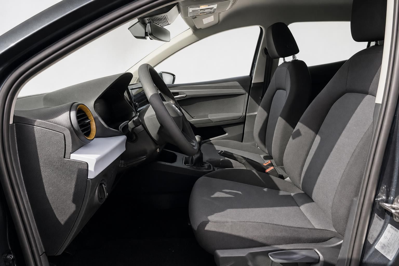 SEAT Innenraum mit Vordersitzen und Armaturenbrett, Fahrerperspektive