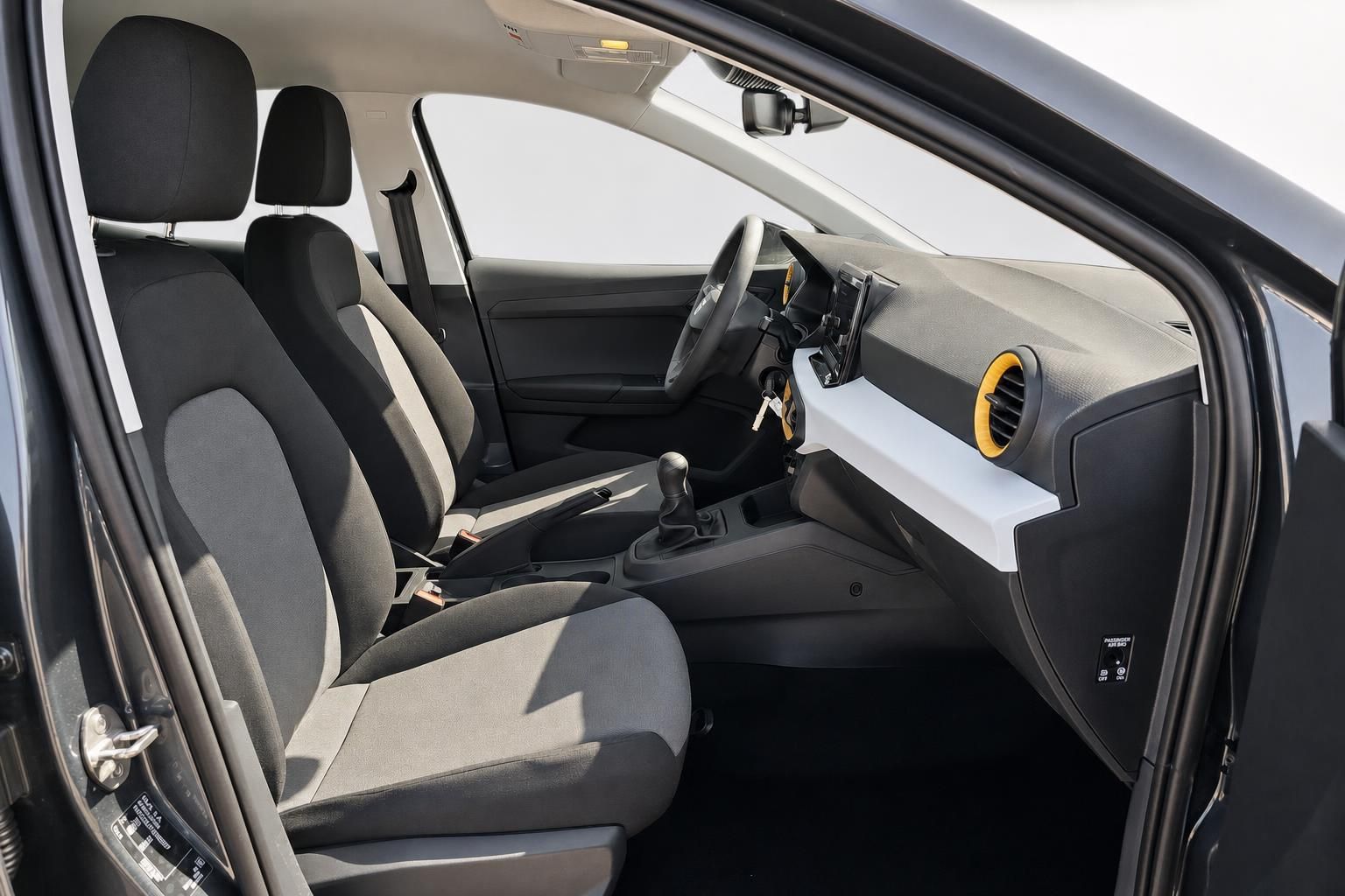 SEAT Innenraum mit Blick auf Vordersitze und Armaturenbrett