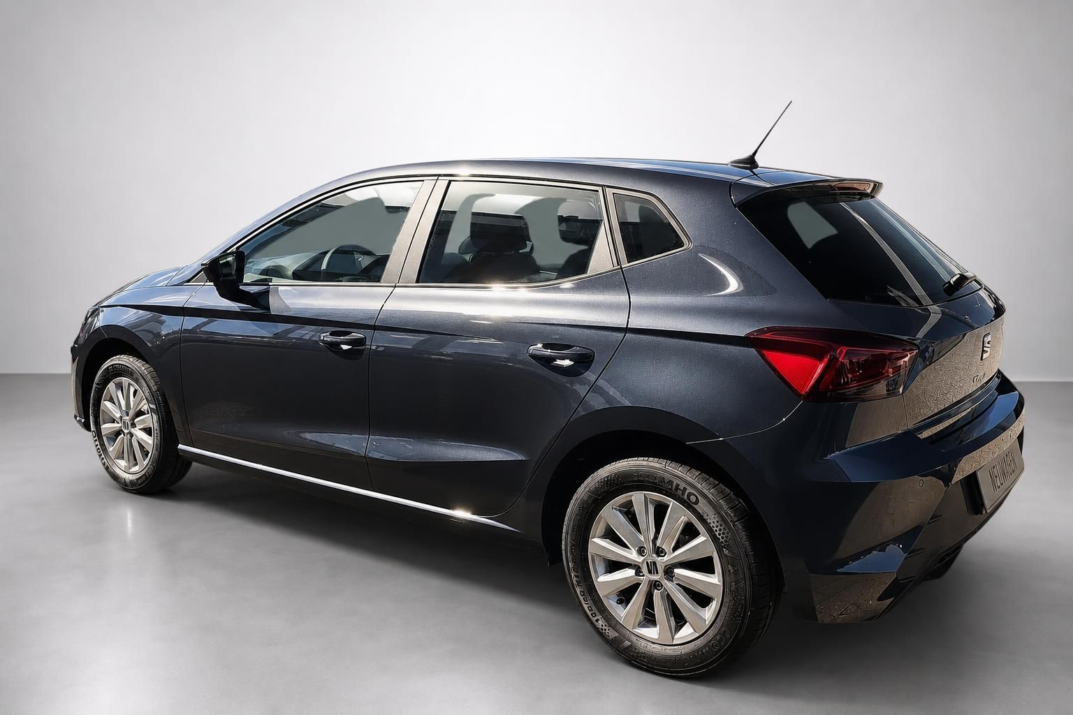 SEAT Ibiza in Dunkelblau, Heckansicht schraeg im Studio