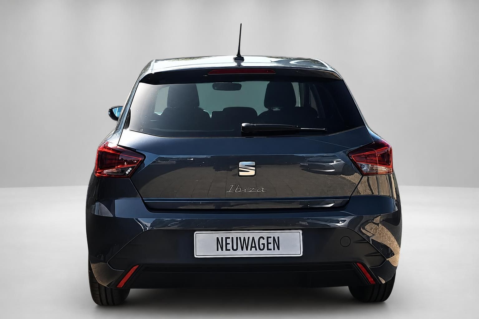 SEAT Ibiza in Grau, Heckansicht im Fotostudio