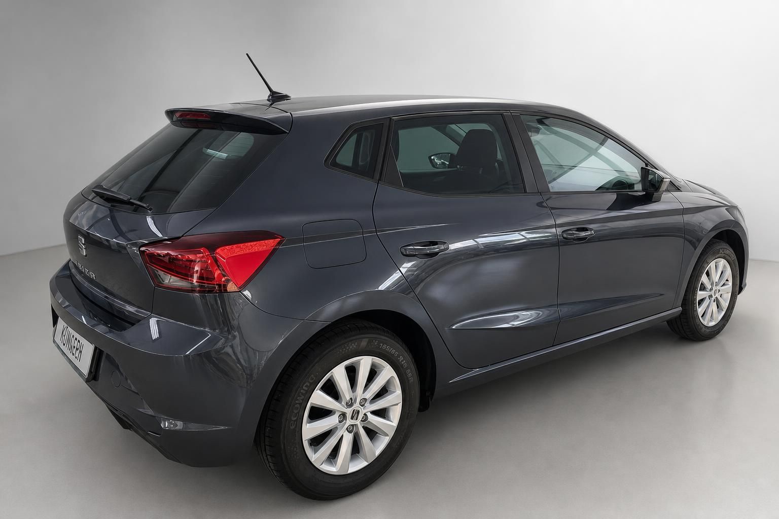 SEAT Ibiza in Anthrazit, Heckansicht schraeg im Studio