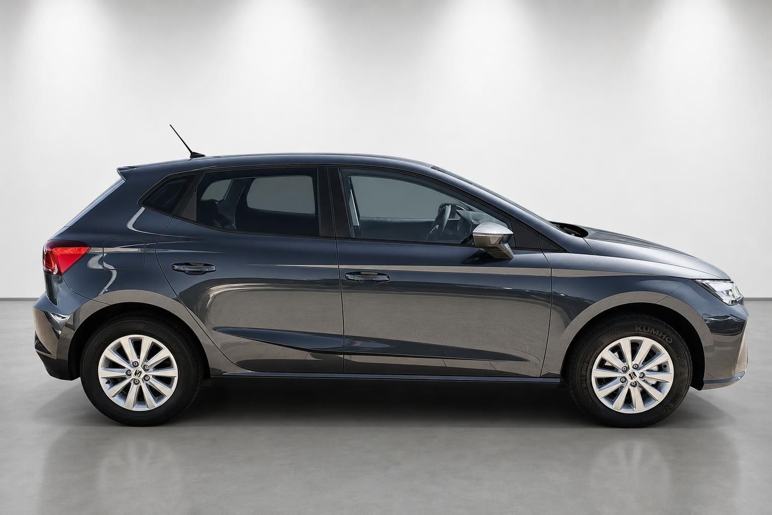 SEAT Ibiza in Grau, Seitenansicht im Fotostudio