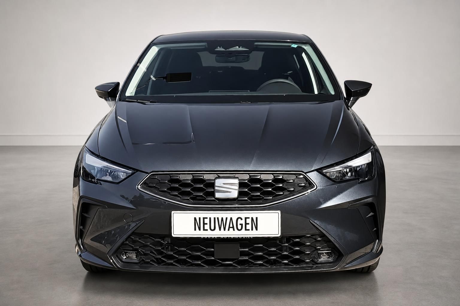 SEAT Ibiza grau metallic Frontansicht Studio Neuwagen