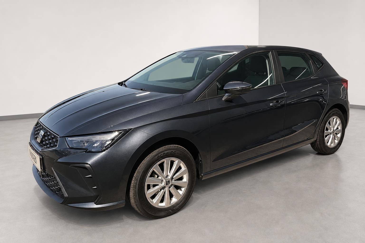 SEAT Ibiza anthrazit Frontansicht schraeg im Fotostudio