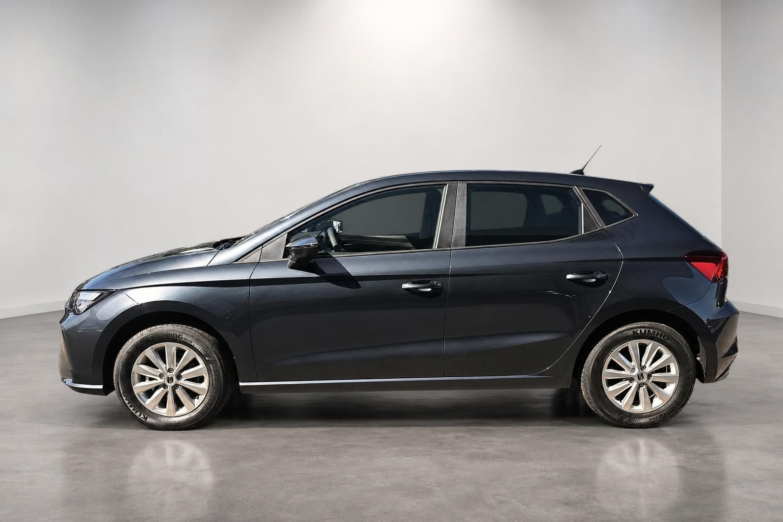 SEAT Ibiza dunkelgrau Seitenansicht Kompaktwagen im Studio