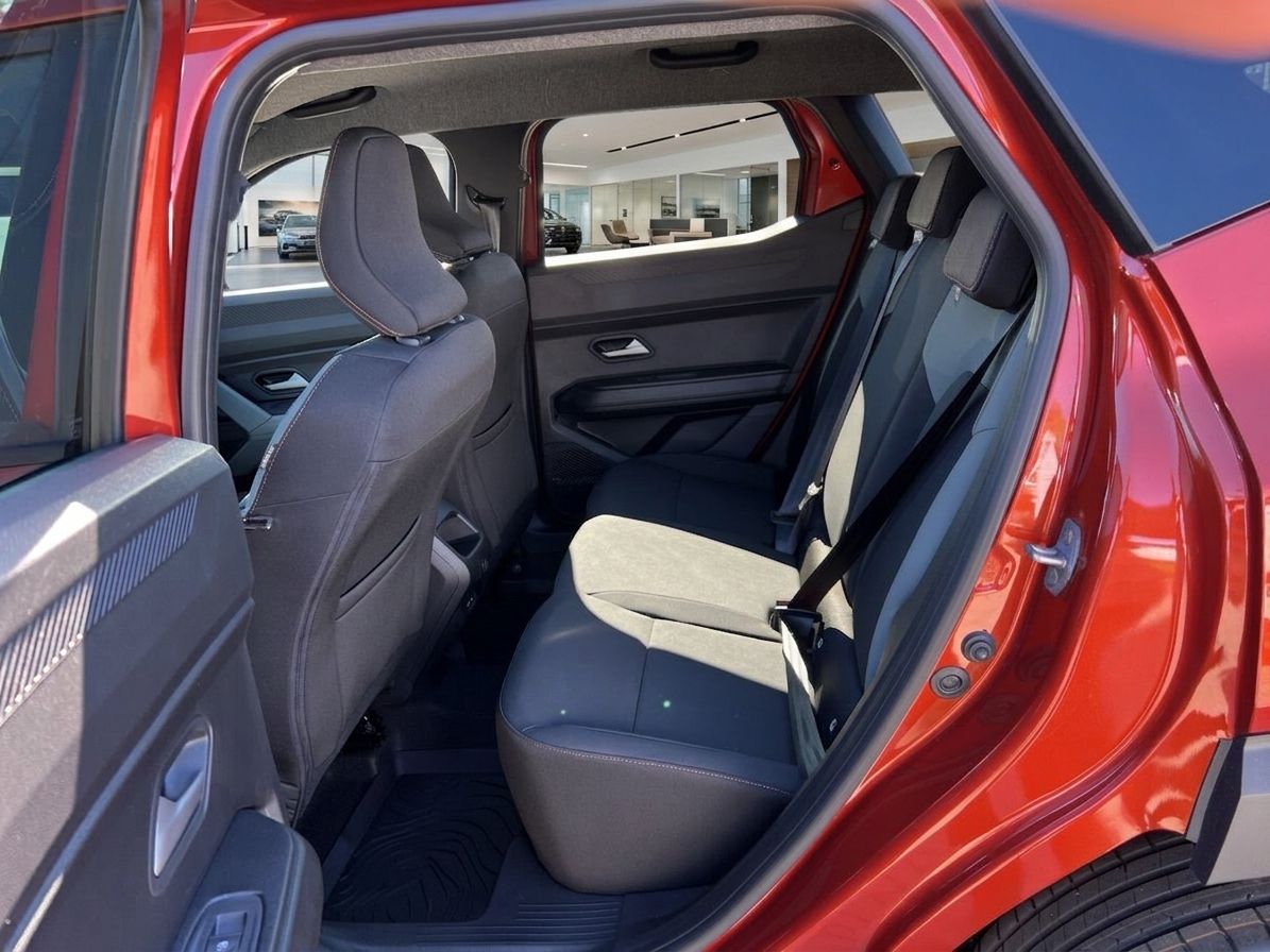 Rücksitzbank mit grauen Polstern und Sicherheitsgurten im Fahrzeug-Innenraum