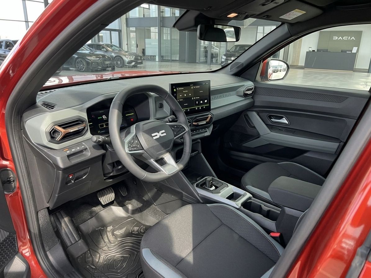 Dacia Innenraum grau-schwarze Ausstattung Lenkrad und Mittelkonsole Cockpit-Ansicht