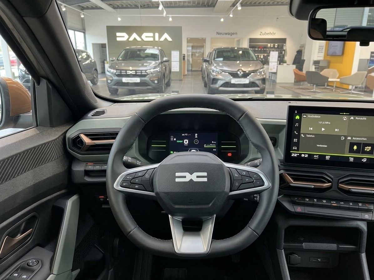 Innenraum-Ansicht mit Lenkrad und Infotainment-System im Dacia-Autohaus