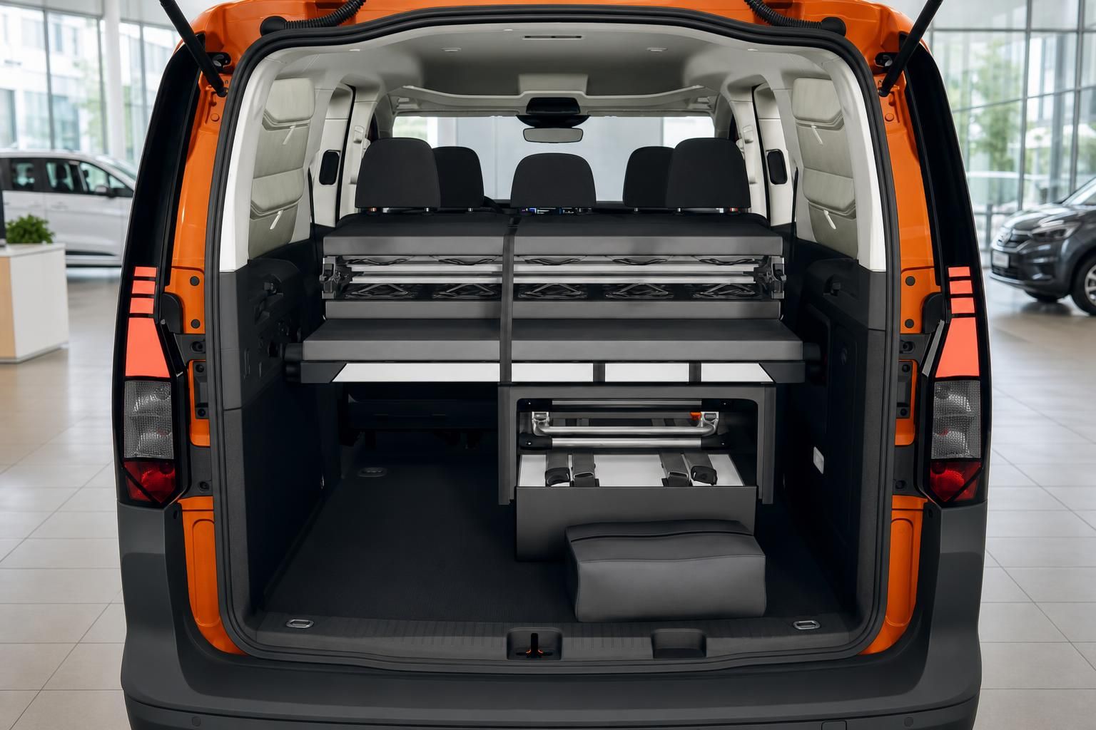 VW Caddy Kofferraum mit ausgebautem Camping-Modul und Heckklappe