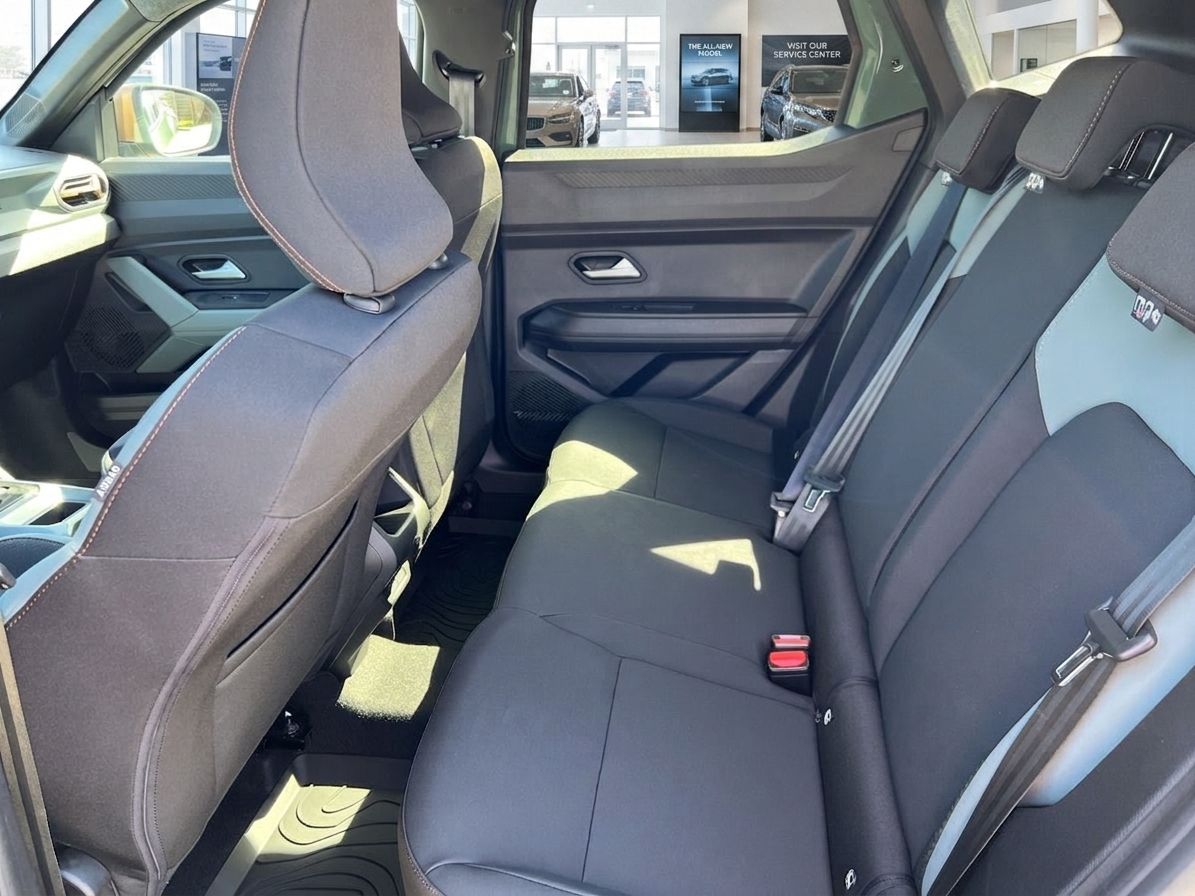 Dacia Fahrzeug Rücksitzbank mit grauer Stoffpolsterung und Sicherheitsgurten