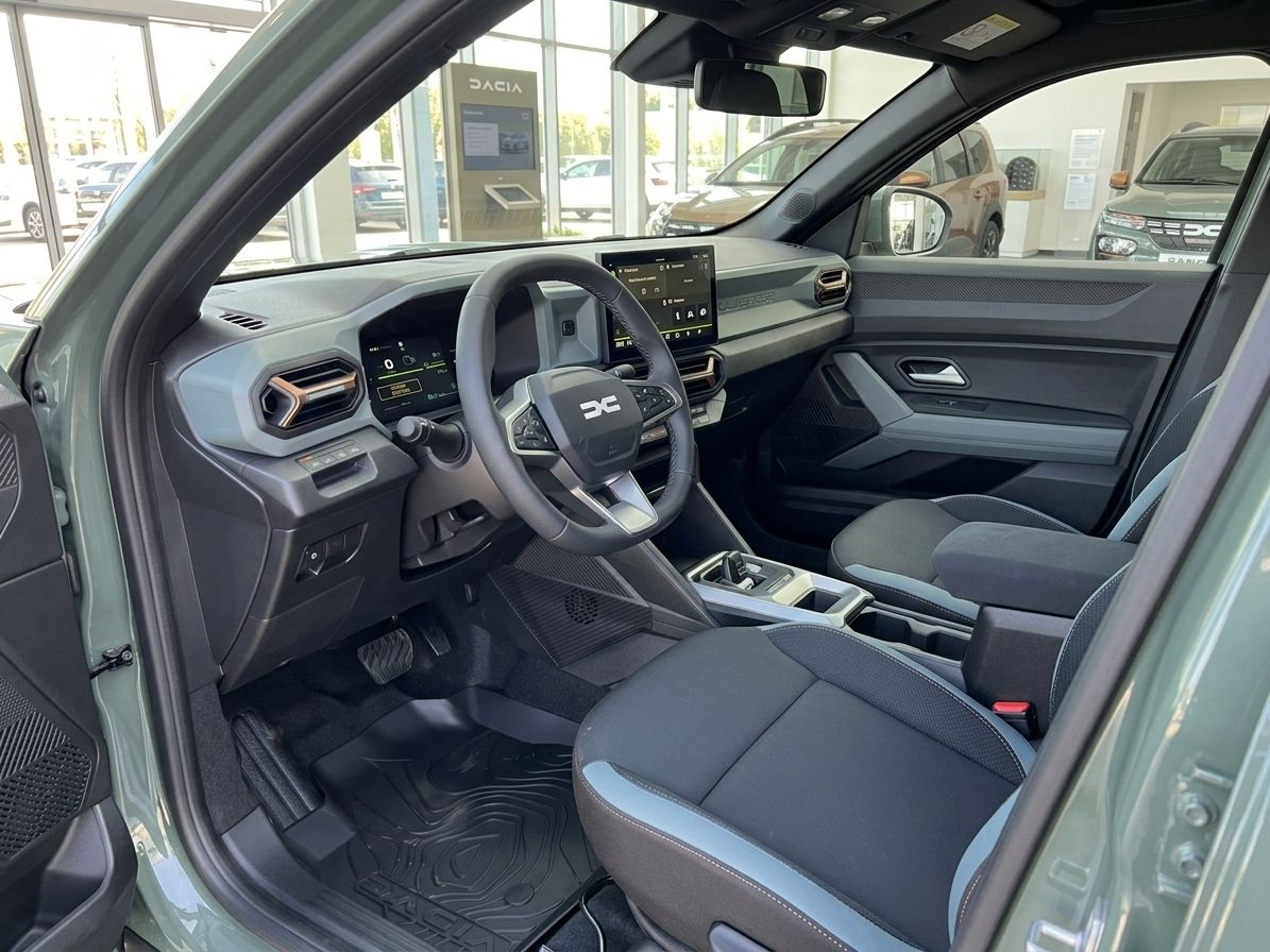 Dacia Innenraum mit Lenkrad, Armaturenbrett und schwarzer Stoff-Leder-Ausstattung