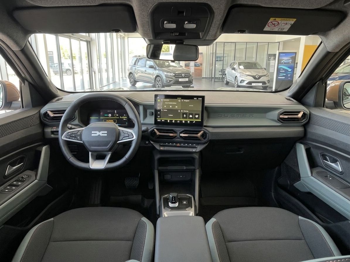 Dacia Duster Innenraum mit modernem Cockpit und Touchscreen-Display - Autohaus Showroom