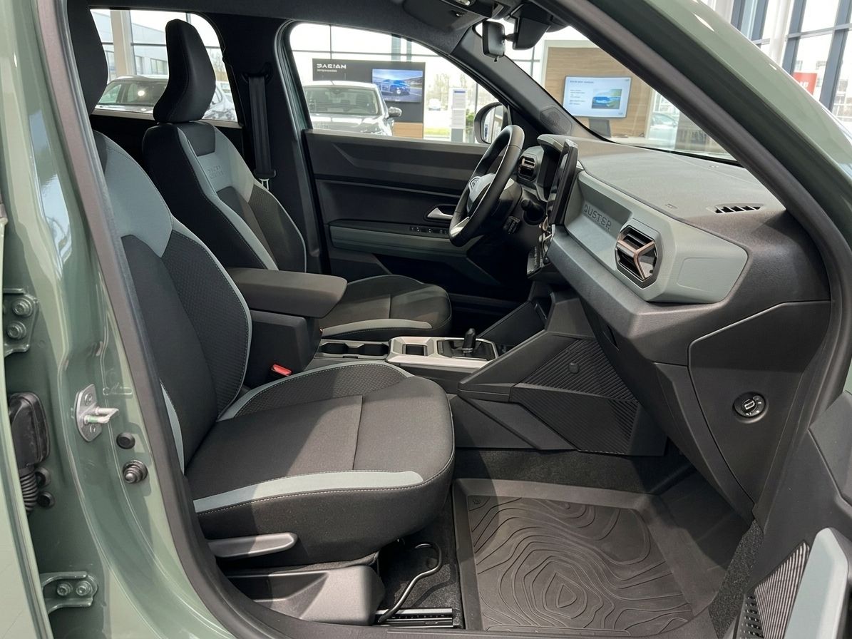 Dacia Duster Innenausstattung Vordersitze mit grauer Polsterung und Mittelkonsole