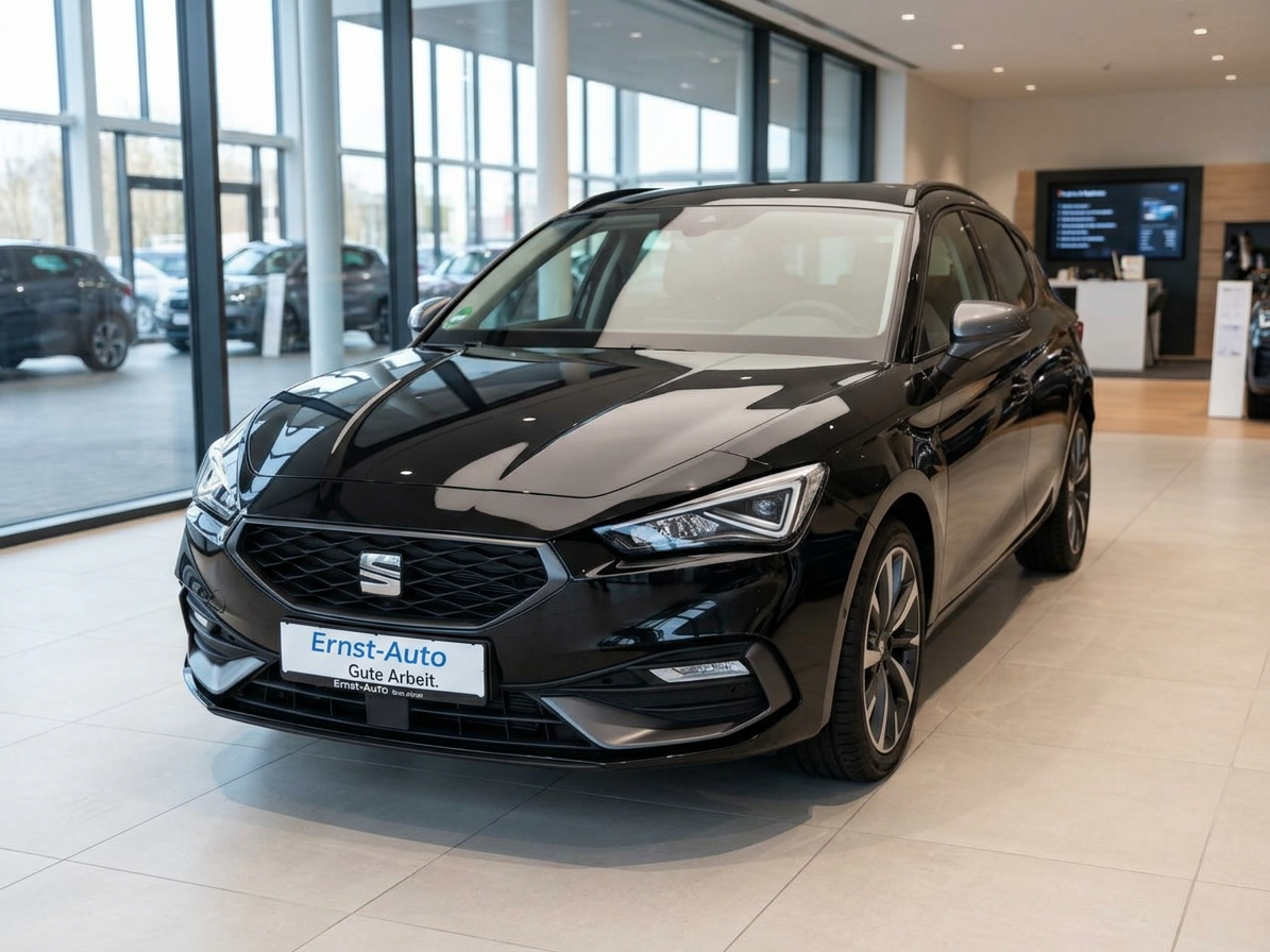Schwarzer SEAT Leon Hatchback in Autohaus Ernst-Auto Showroom
