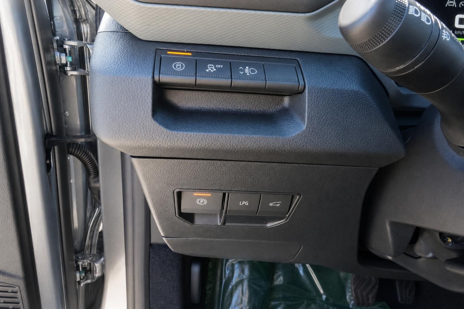 Detailaufnahme der Fahrzeug-Bedienelemente und Schalter im Innenraum