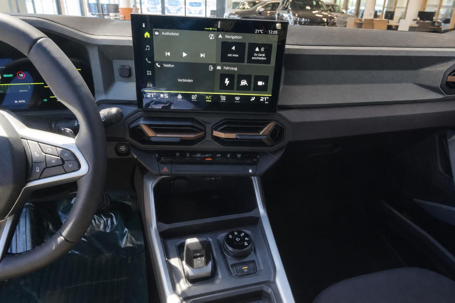 Cockpit-Ansicht mit Touchscreen-Display, Klimaanlage und Mittelkonsole des Fahrzeugs