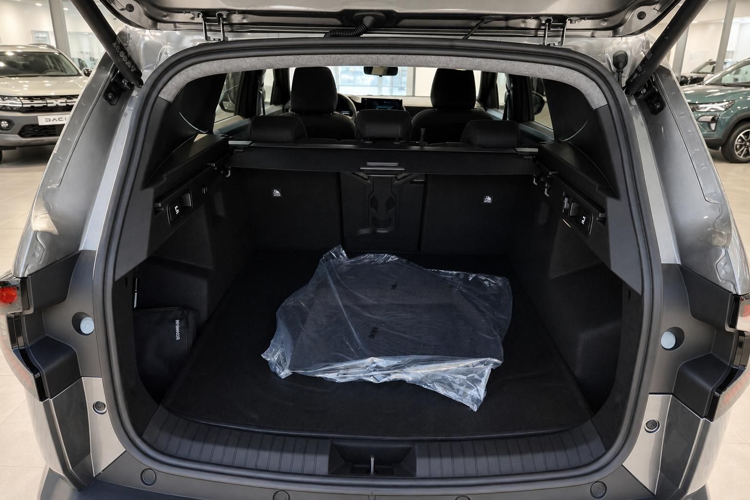 Kofferraum SUV mit geöffneter Heckklappe und Kofferraumschutz im Autohaus