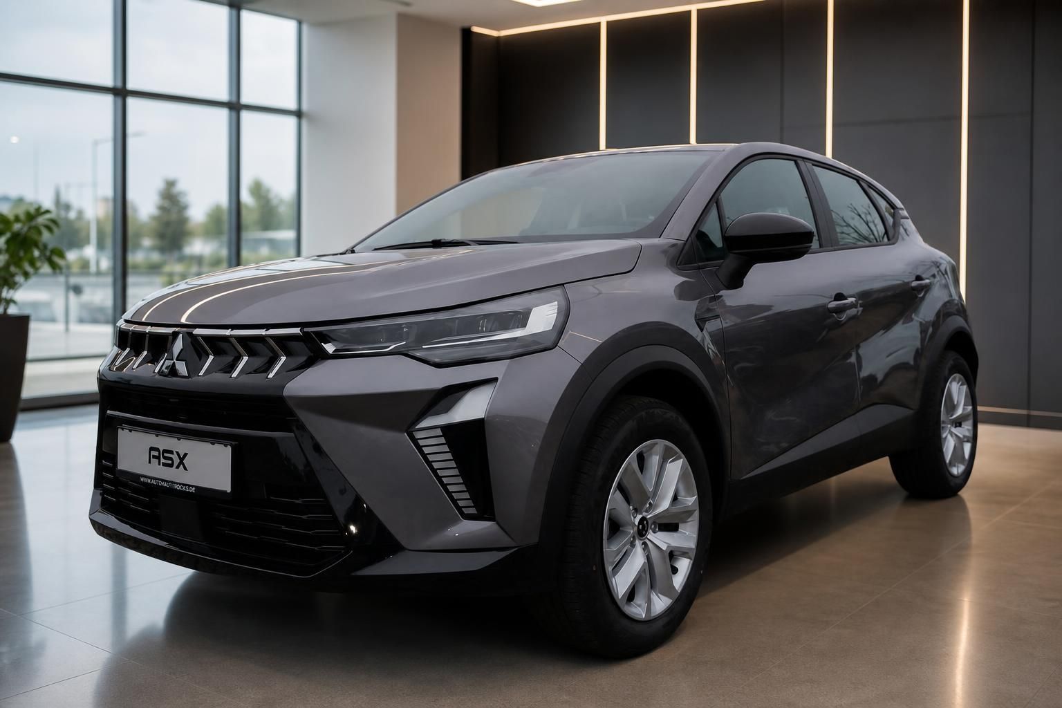 Mitsubishi ASX in Grau, Frontansicht im Autohaus-Showroom