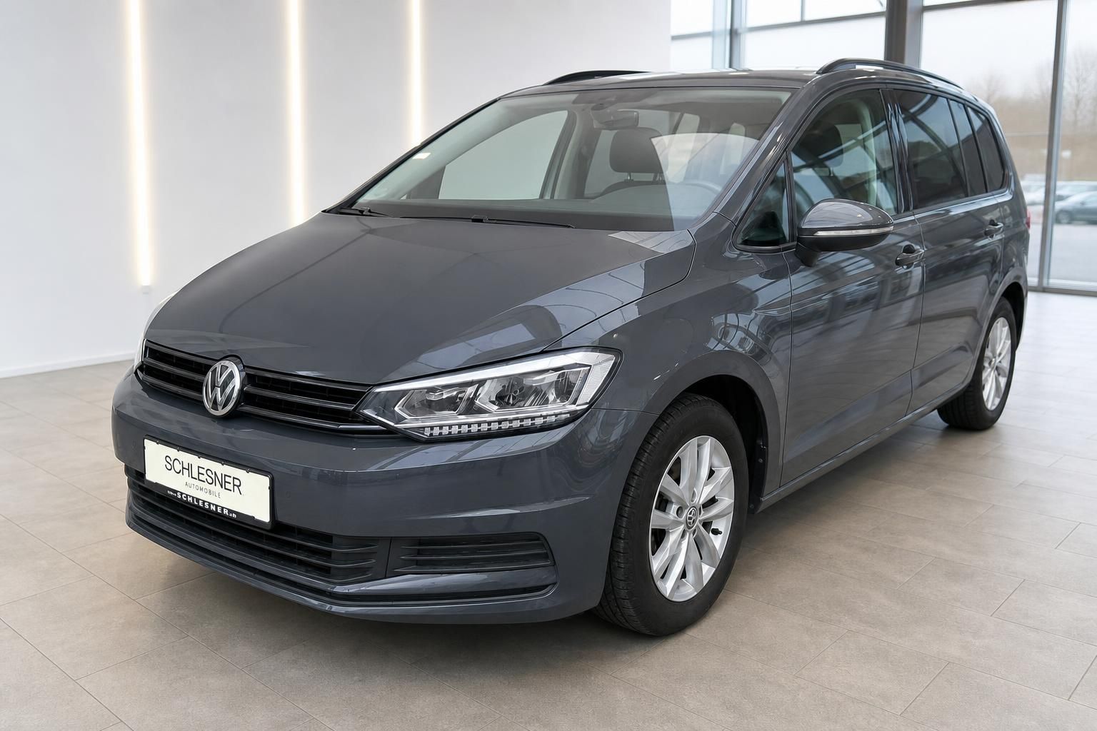 VW Touran grau metallic Frontansicht im Autohaus Schlesner