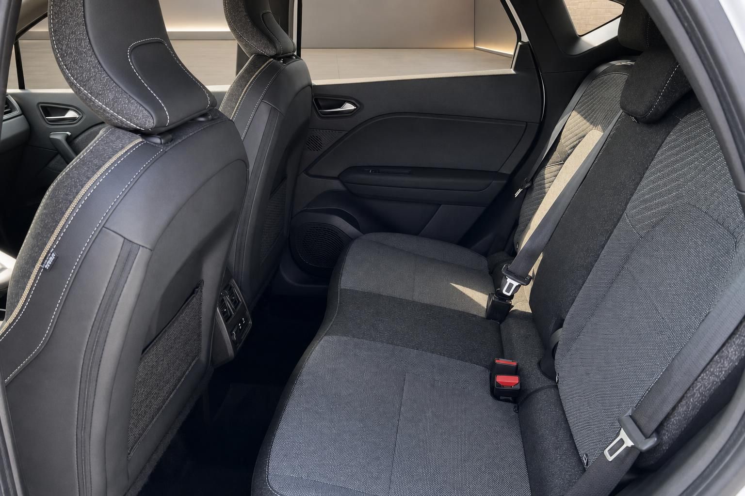 Fahrzeuginnenraum mit schwarzen Rücksitzen und modernem Interieur