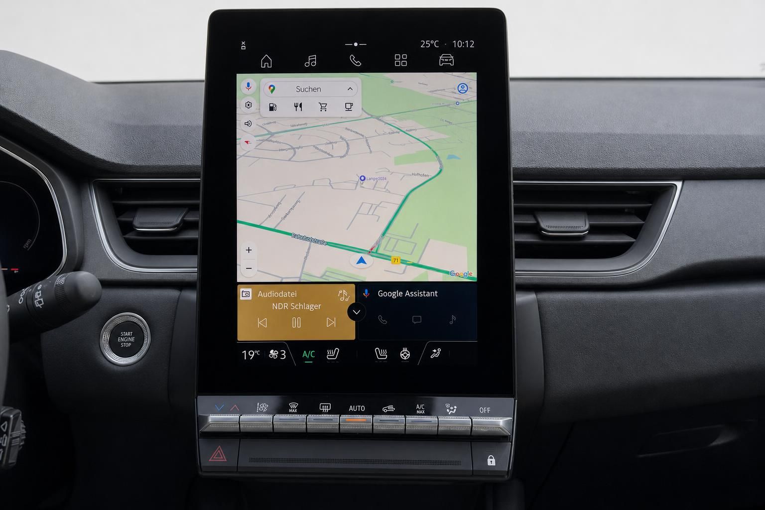 Touchscreen-Infotainmentsystem mit Navigationskarte und Google Assistant Integration