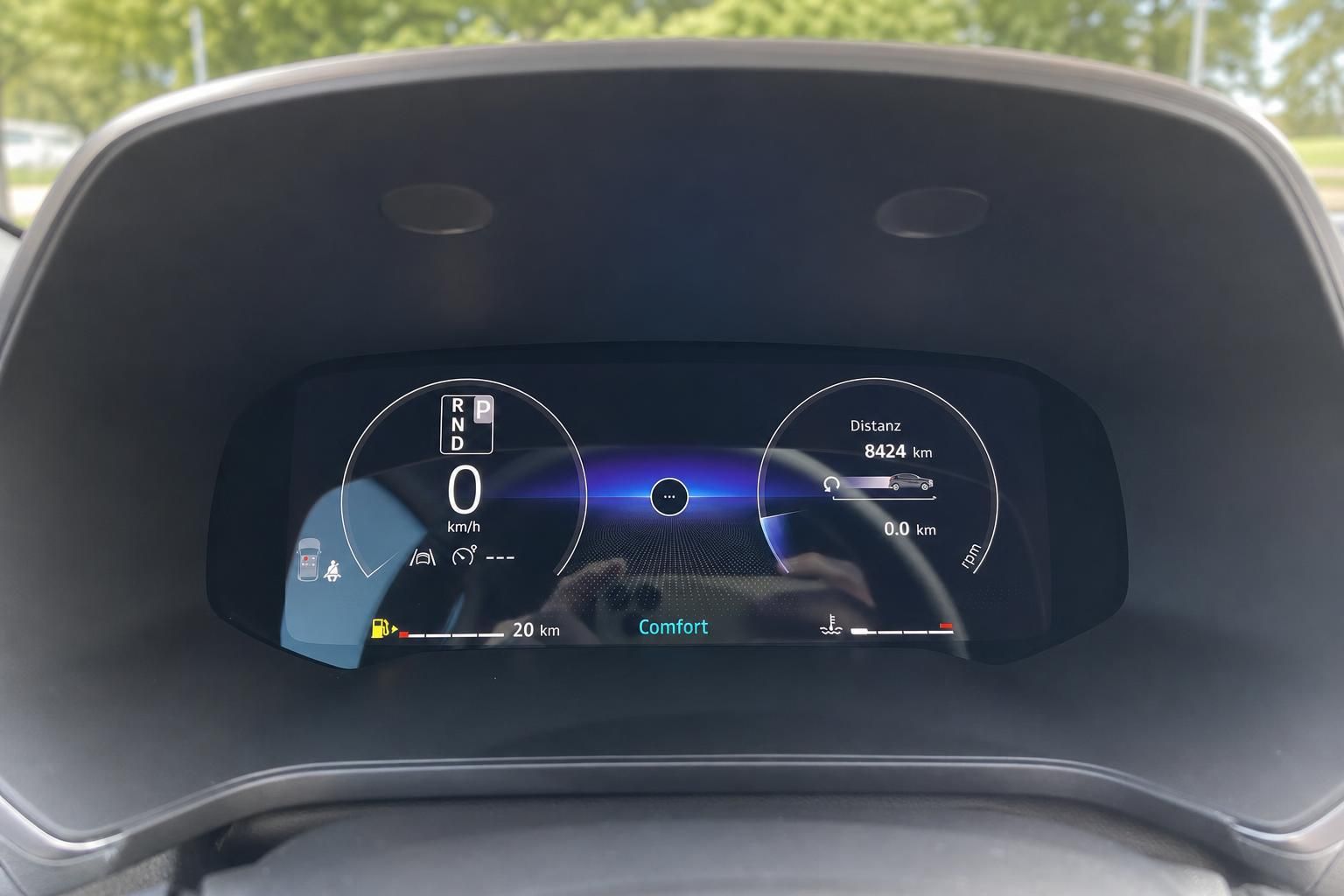Digitales Kombiinstrument mit Kilometerstand 8424 km und Comfort-Fahrmodus