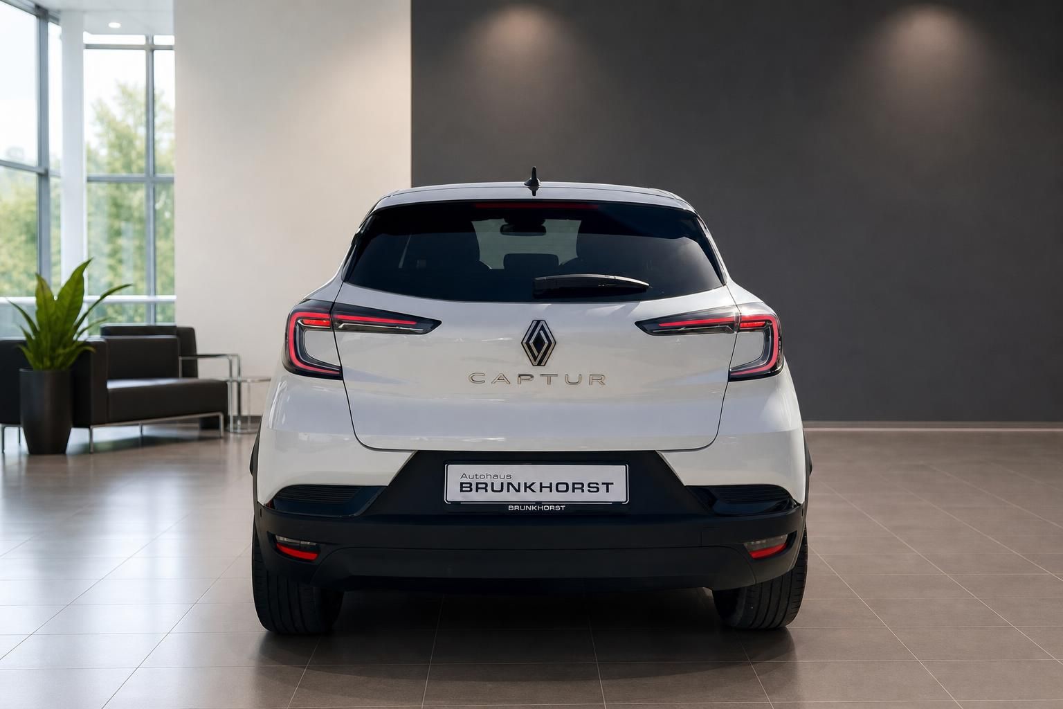 Renault Captur weiss Heckansicht mit LED-Rückleuchten im Autohaus - Elektrofahrzeug von hinten