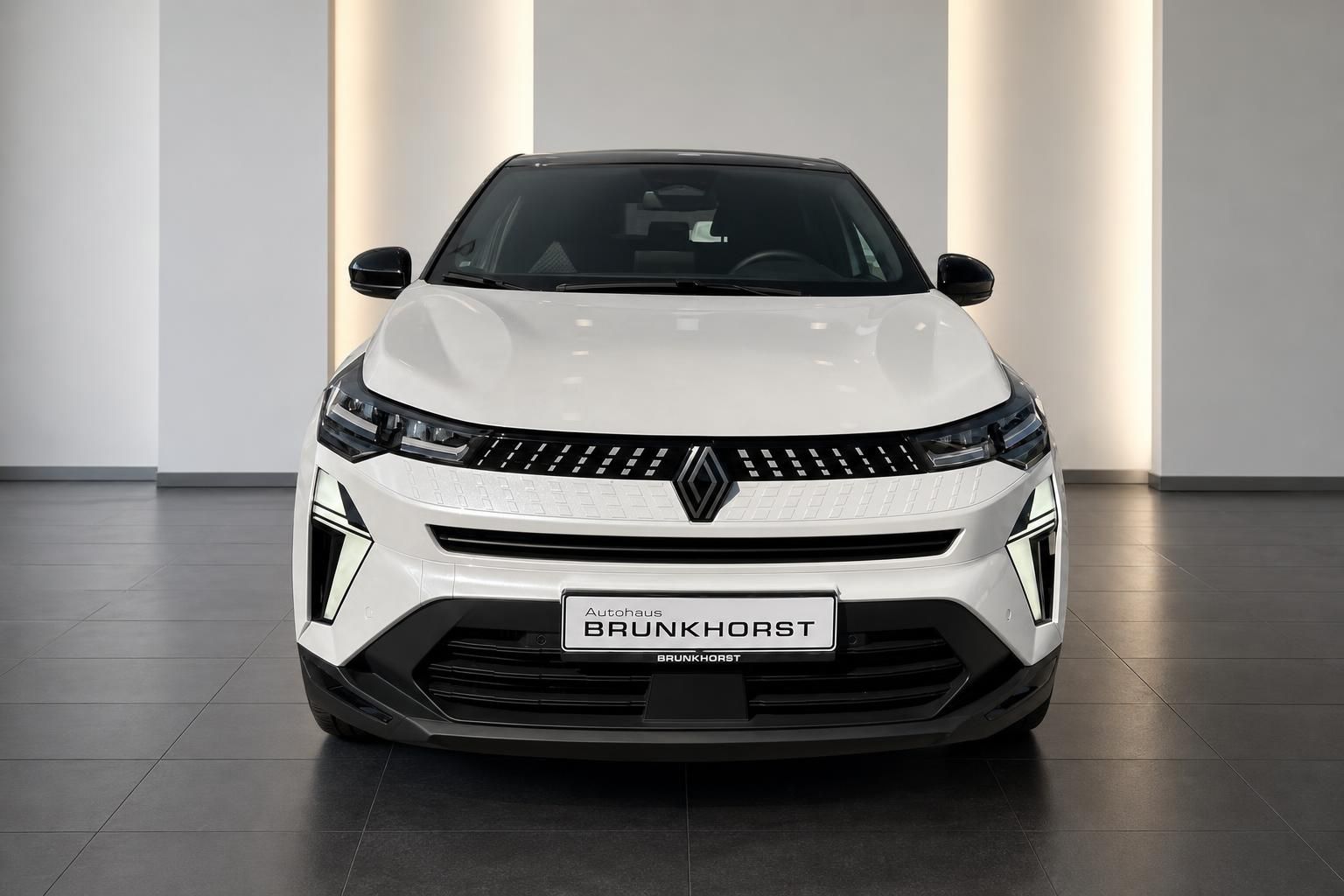 Renault Captur weiss Frontansicht frontal - moderne Elektro-SUV mit Designgrill und LED-Scheinwerfern