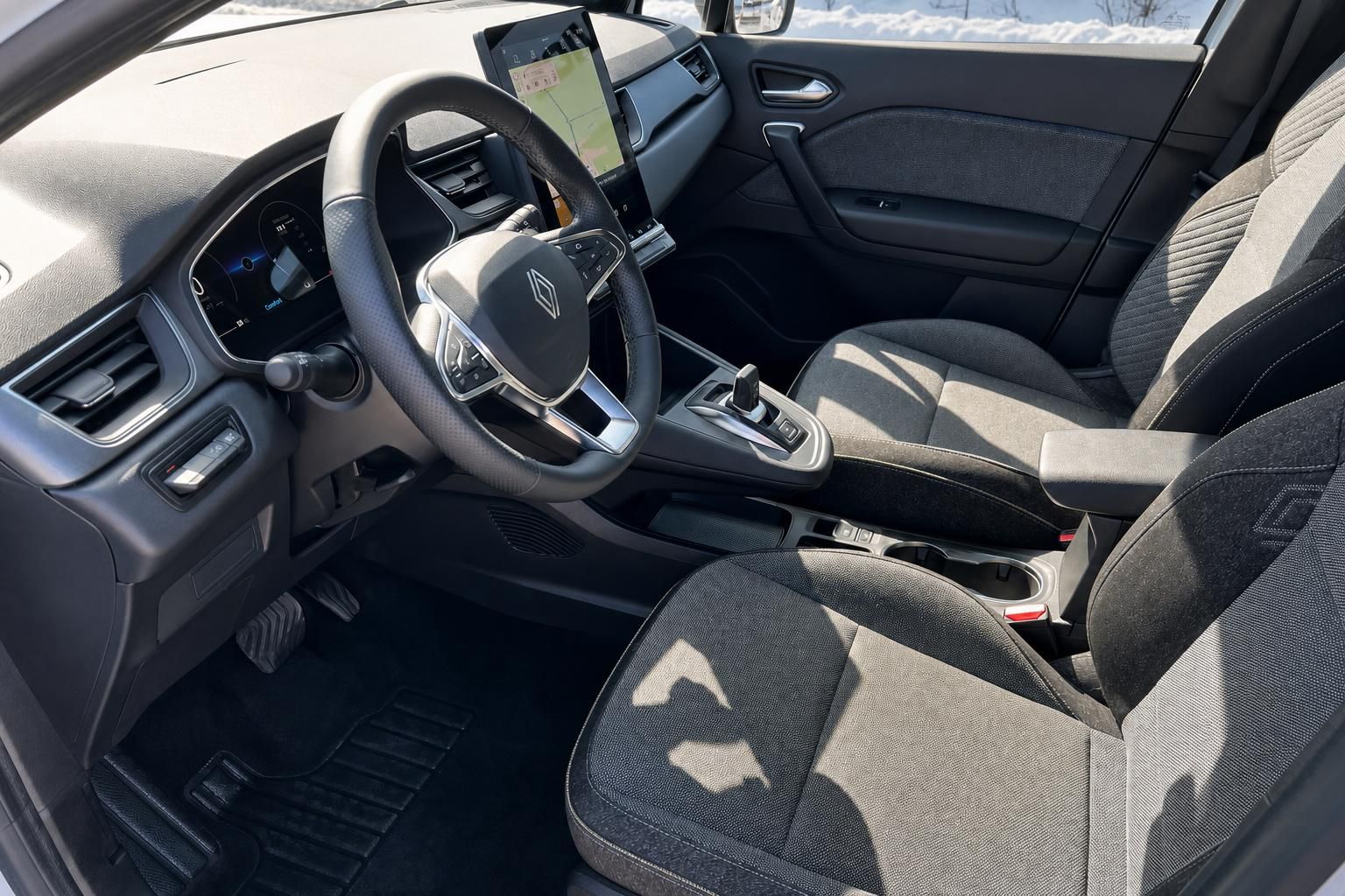 Renault Captur Innenraum Cockpit mit Lenkrad, Touchscreen und modernen Sportsitzen schwarz-beige