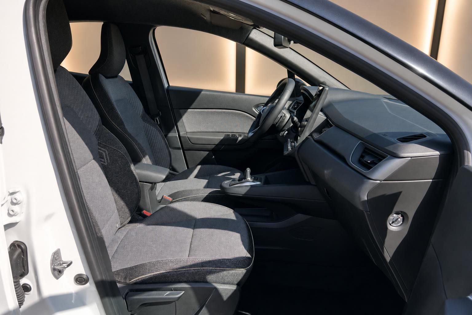 Renault Fahrzeuginnenraum mit Sitzausstattung und Mittelkonsole - komfortable Innenausstattung