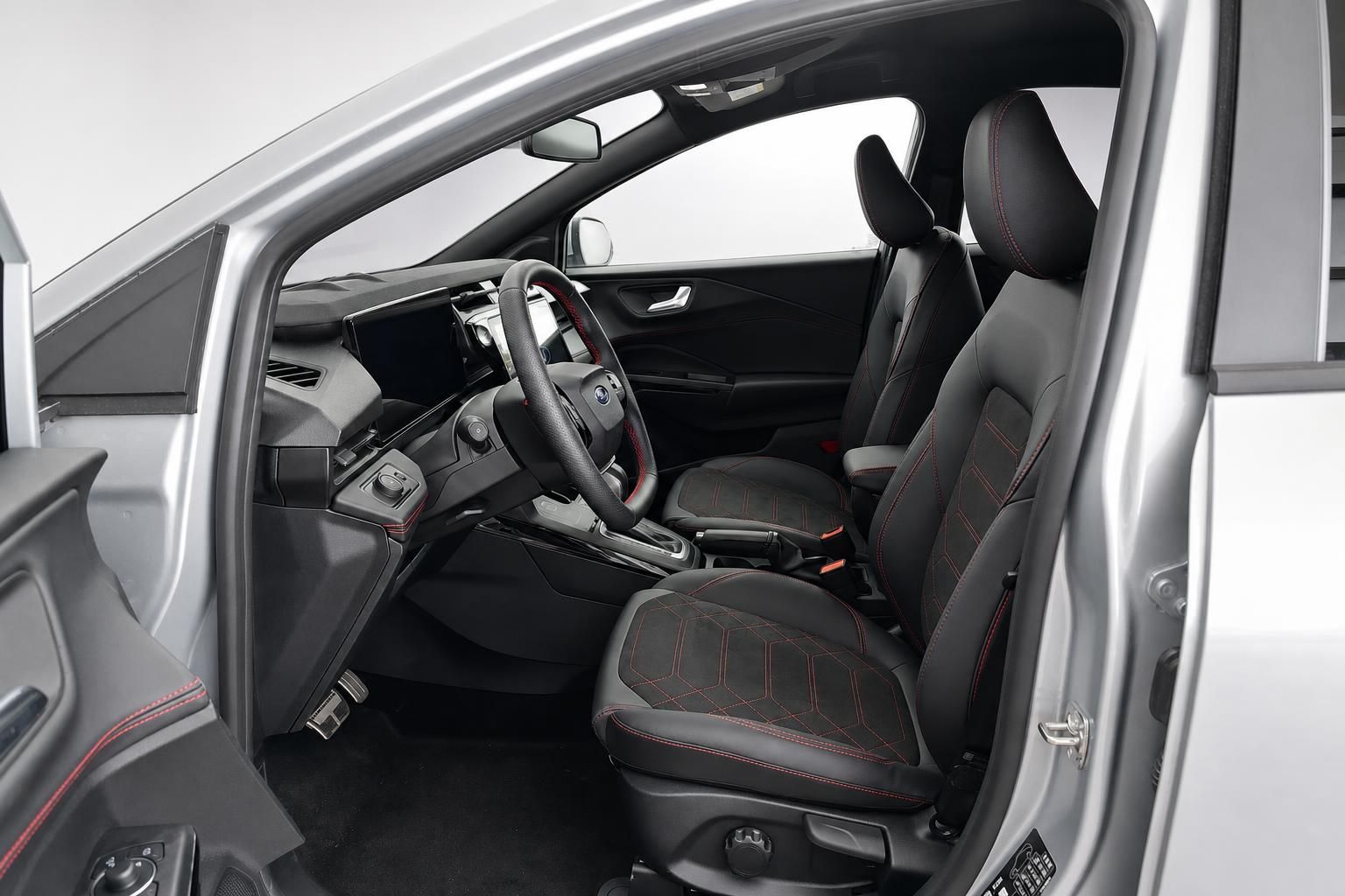 Ford Puma Innenraum mit Sportsitzen und roter Ziernaht