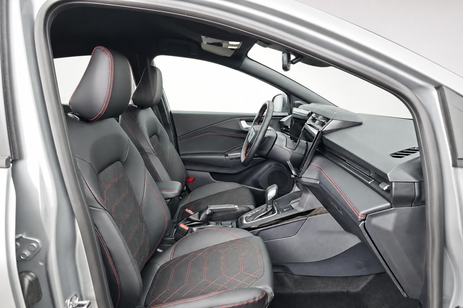 Ford Puma Fahrerraum mit Cockpit und Lederausstattung