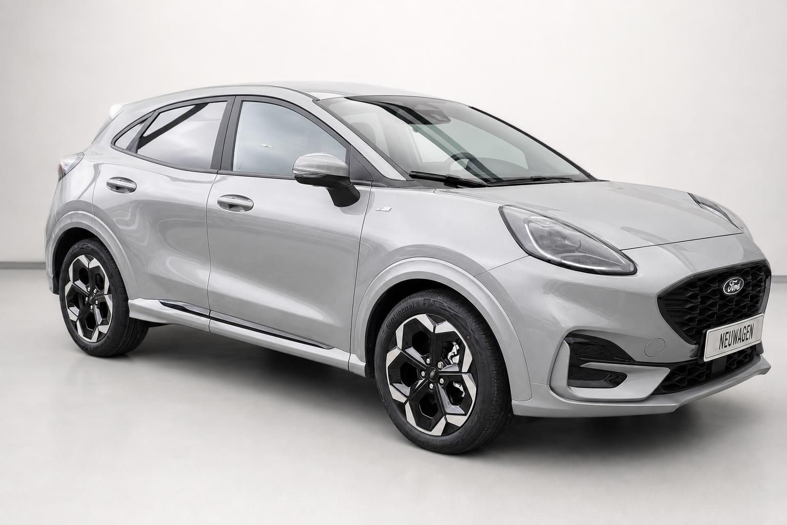 Ford Puma Neuwagen silber, Frontansicht schraeg im Studio