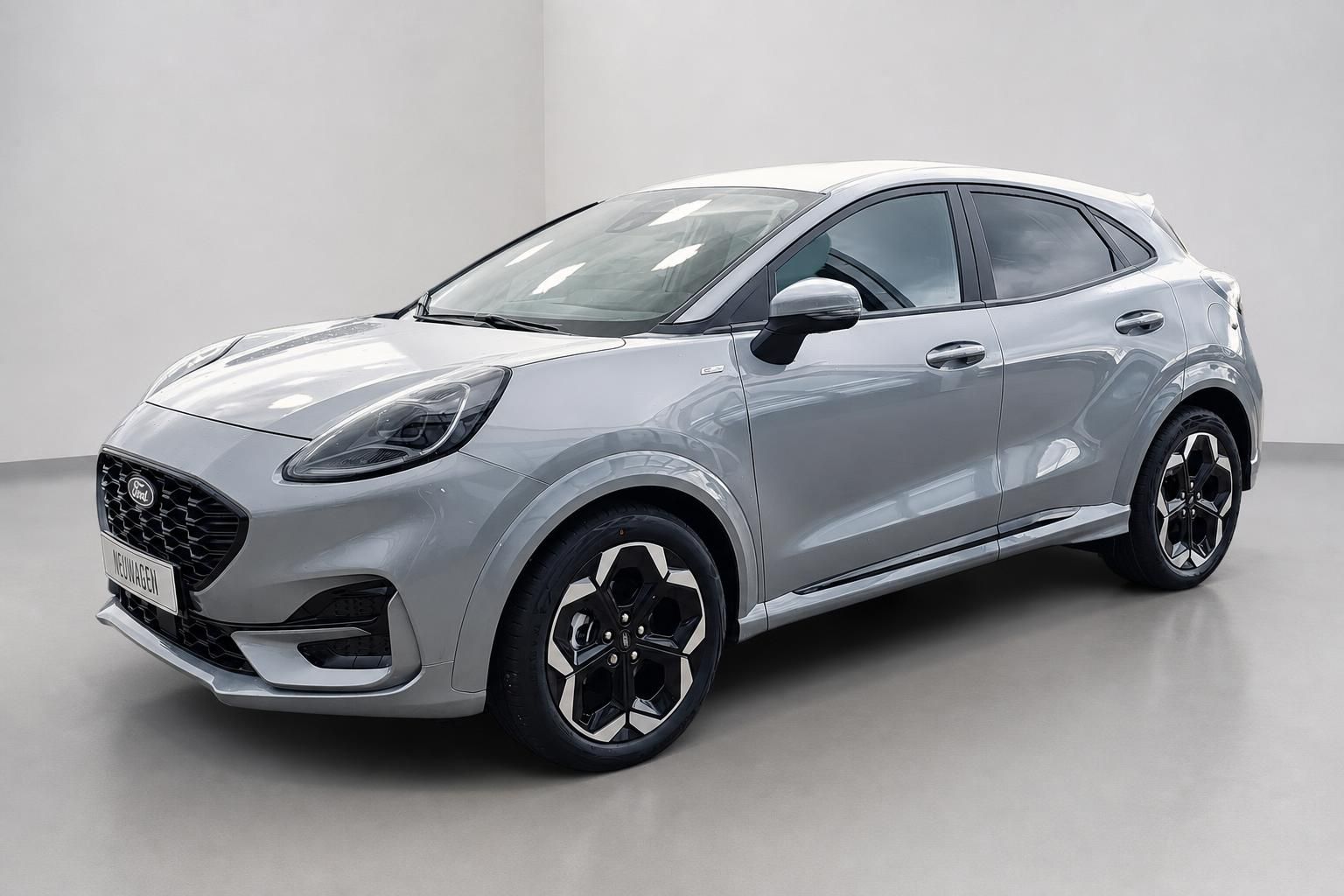 Ford Puma in Silber, Frontansicht schraeg von vorne im Showroom