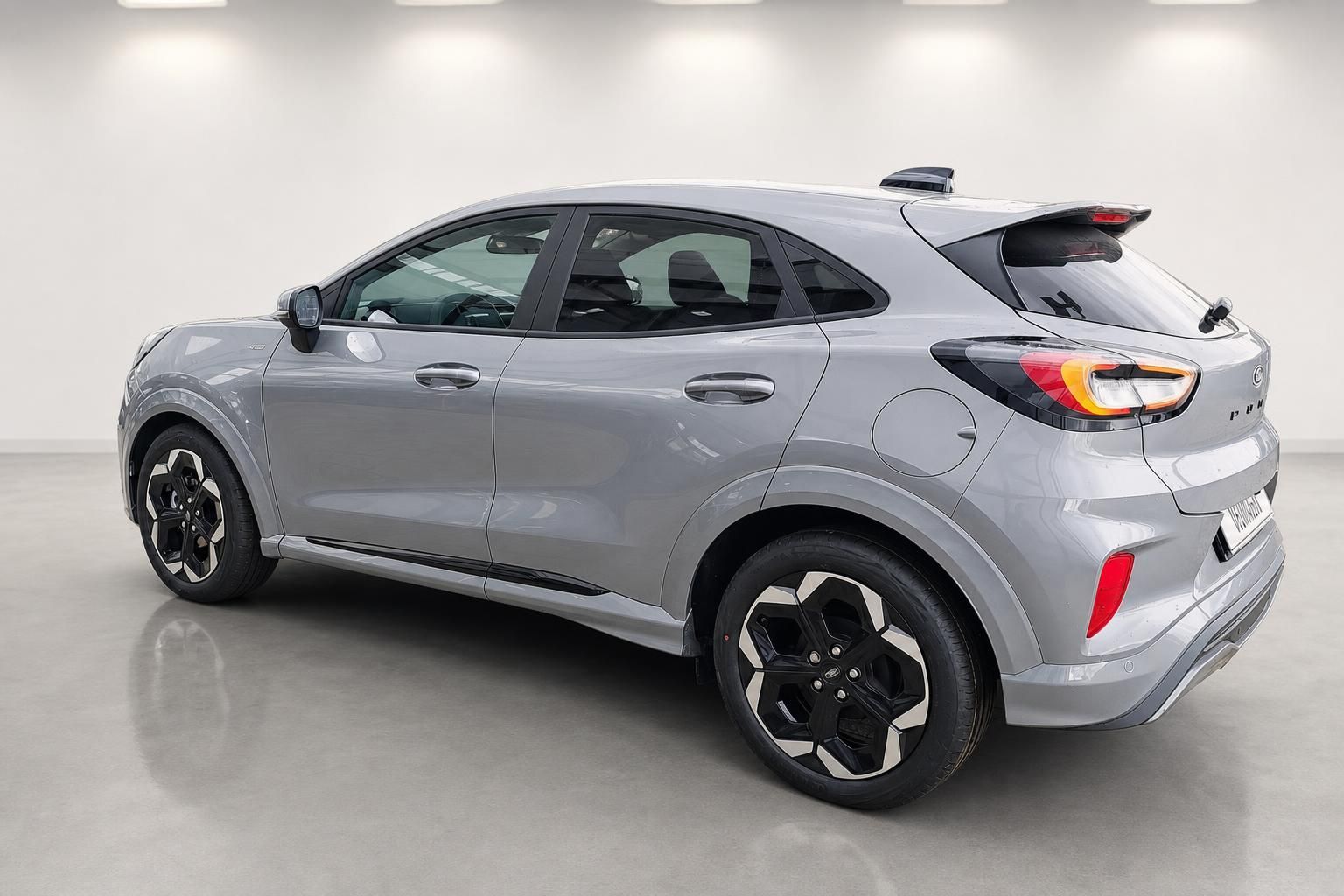 Ford Puma silber Heckansicht seitlich im Fotostudio