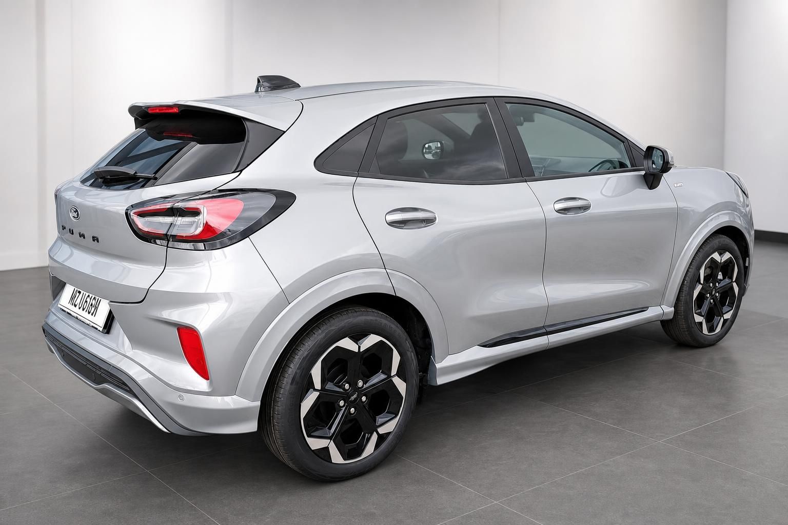 Ford Puma in Silber, Heckansicht schraeg, Studioaufnahme