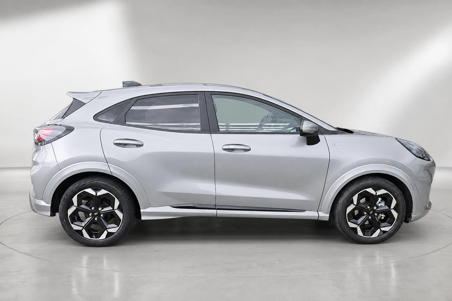 Ford Puma silber Seitenansicht mit Leichtmetallfelgen
