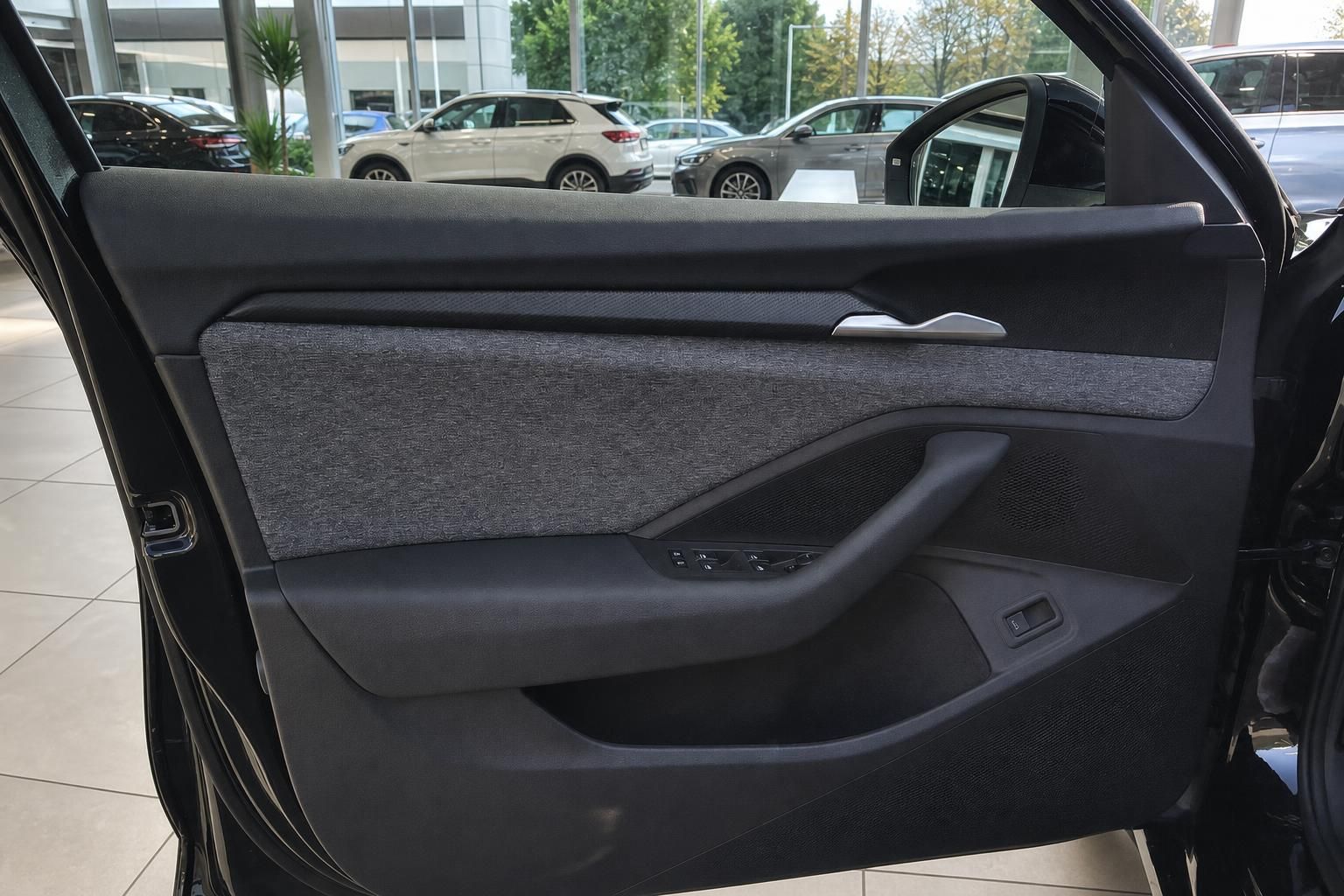 Auto-Türverkleidung mit Fensterheber-Bedienfeld und Stoffbezug im modernen Design