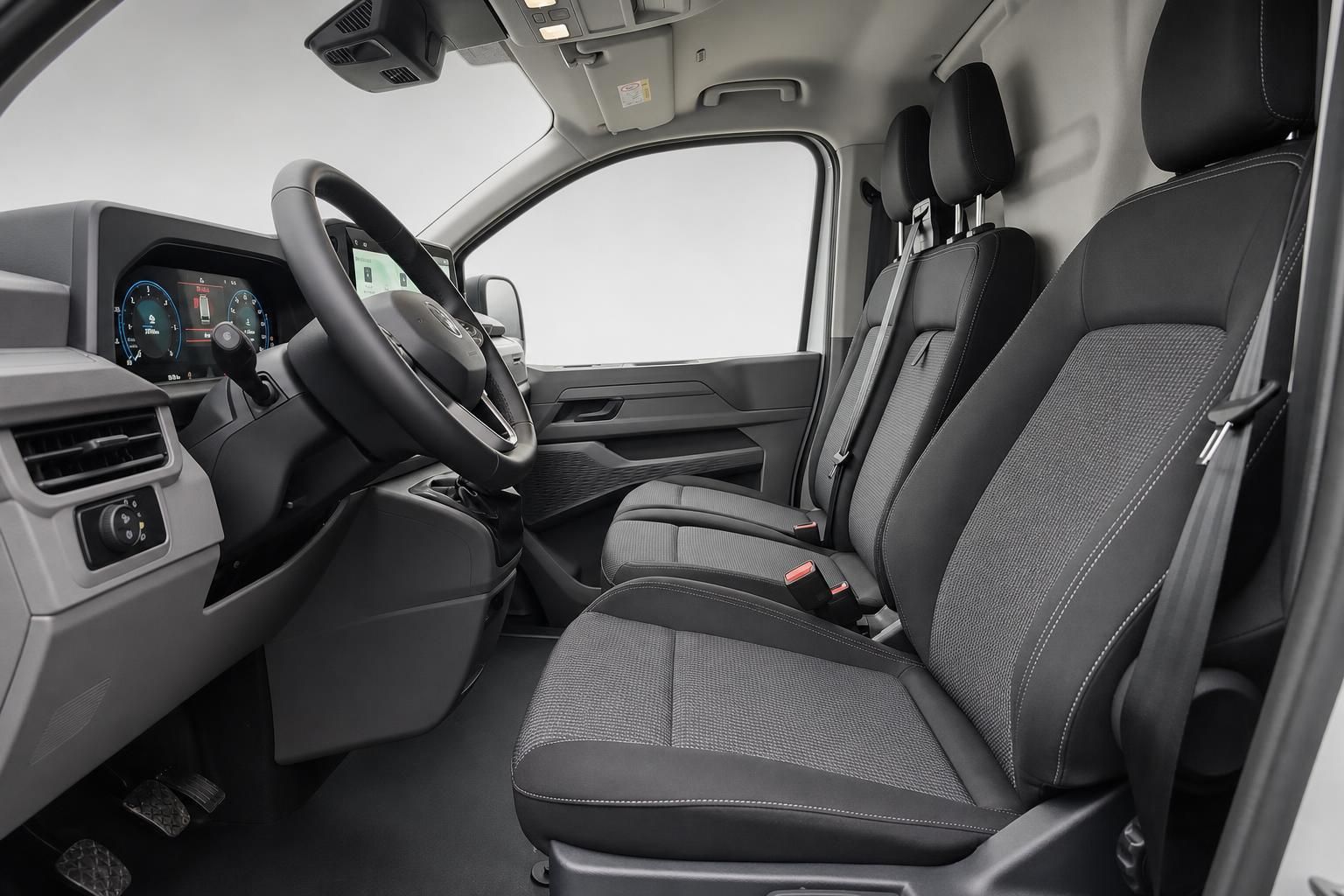 Innenraum VW Transporter mit Vordersitzen und Cockpit