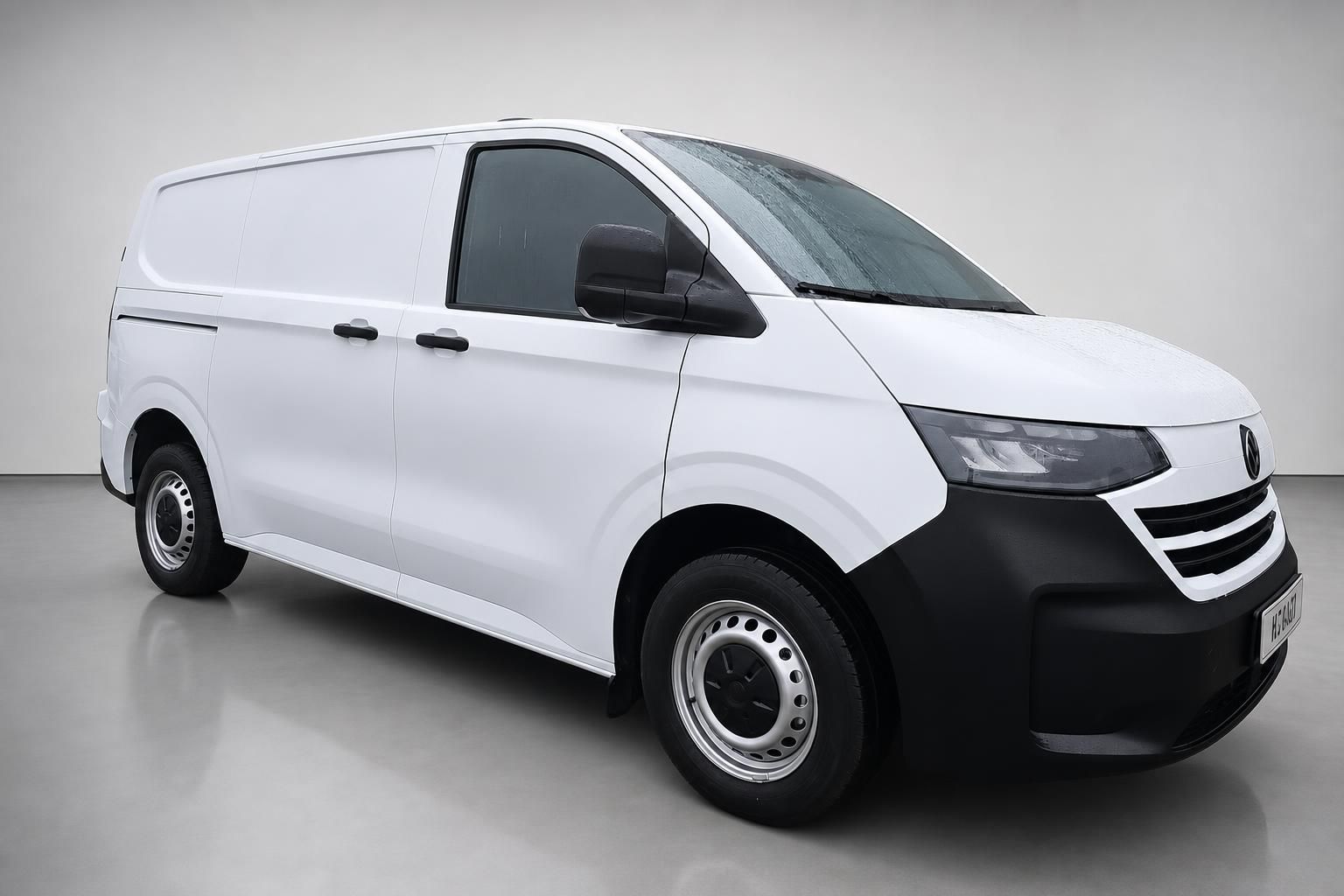 Weißer VW Transporter Kastenwagen Frontansicht schräg im Studio