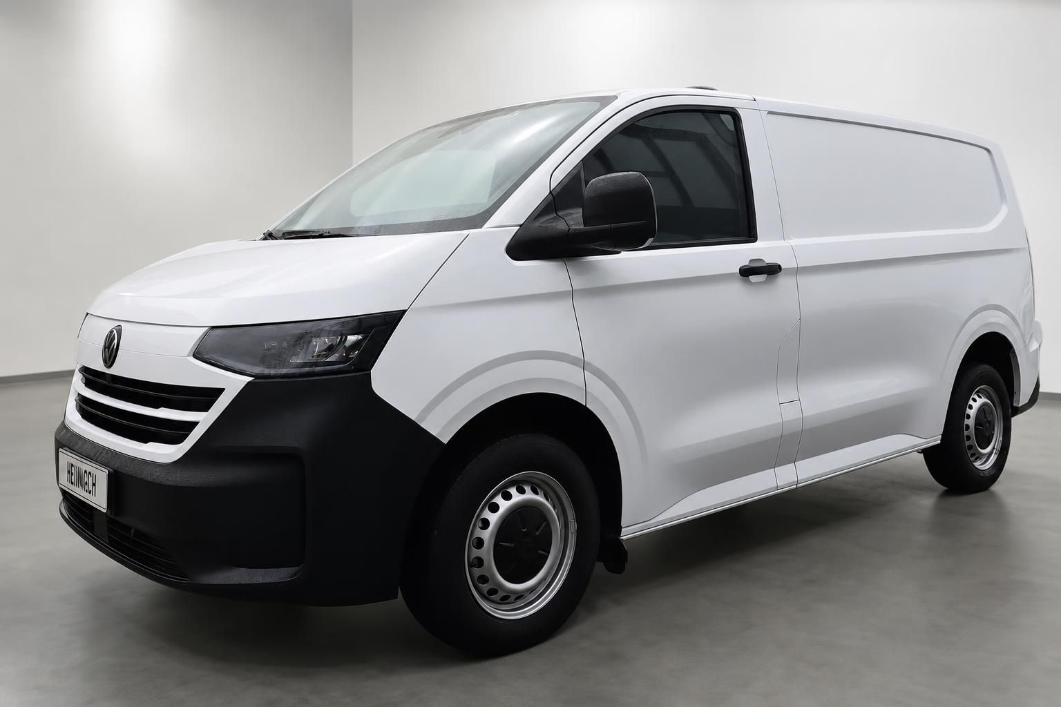 VW Transporter Kastenwagen weiß Frontansicht beim Händler