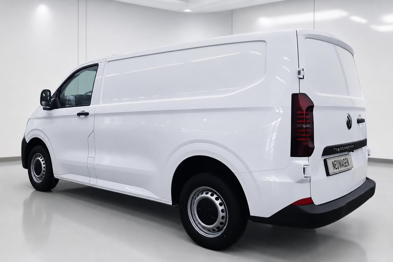 VW Transporter Neuwagen Heckansicht schräg weiß im Studio
