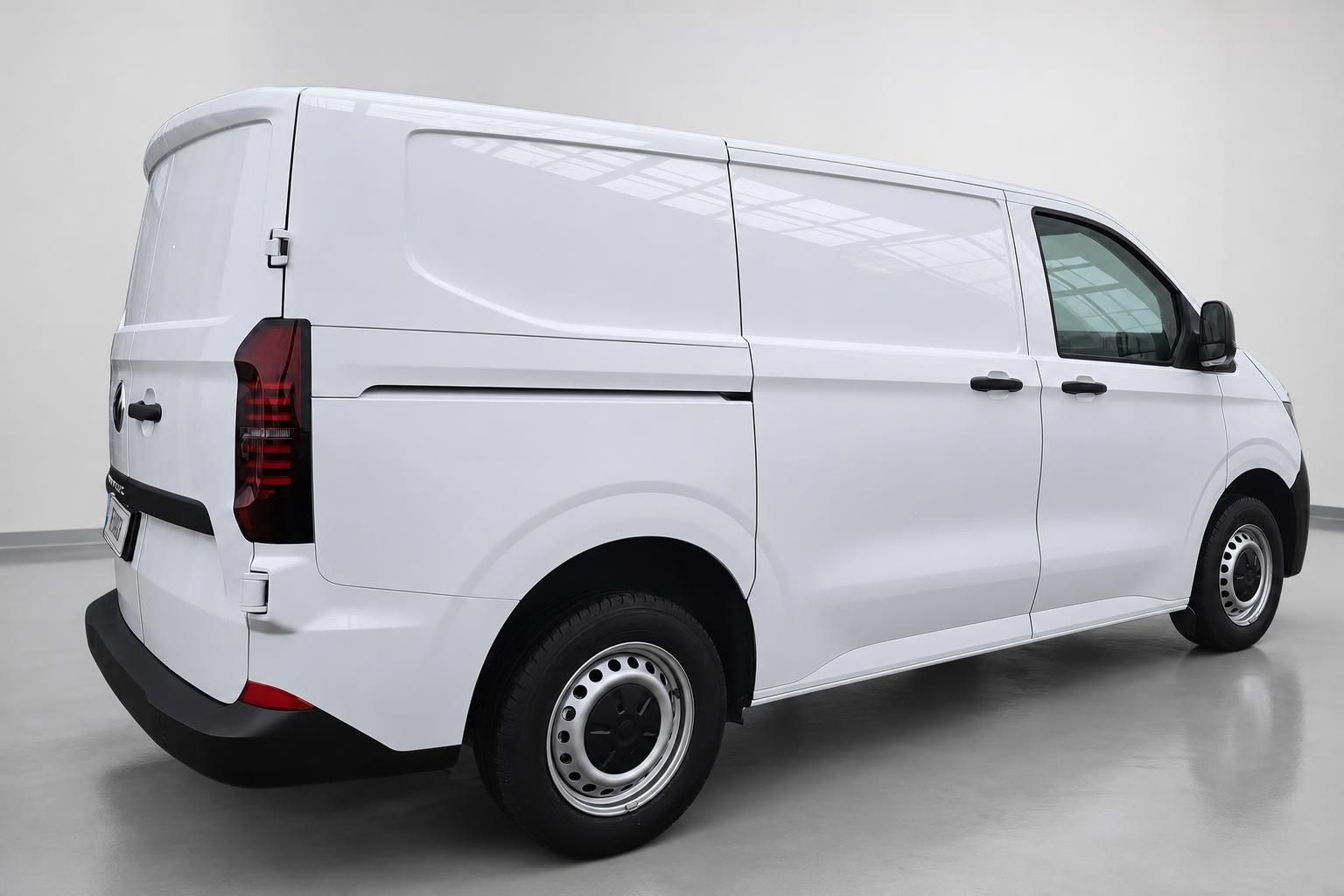 Weißer VW Transporter Kastenwagen Heckansicht seitlich im Studio