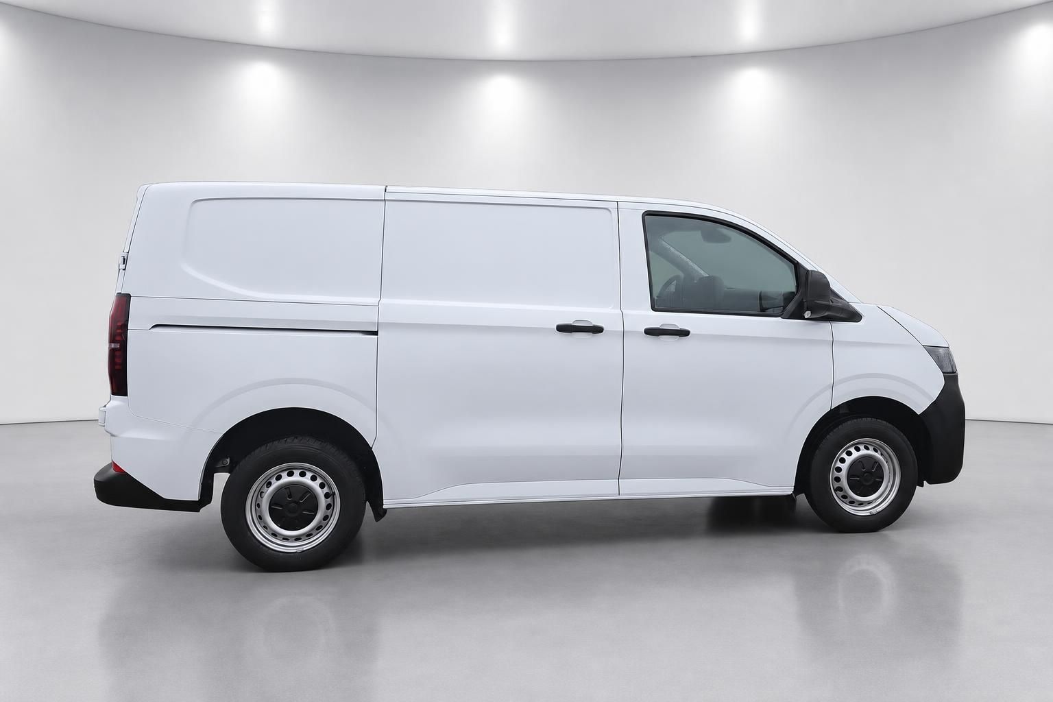 Weißer VW Transporter Kastenwagen Seitenansicht im Fotostudio