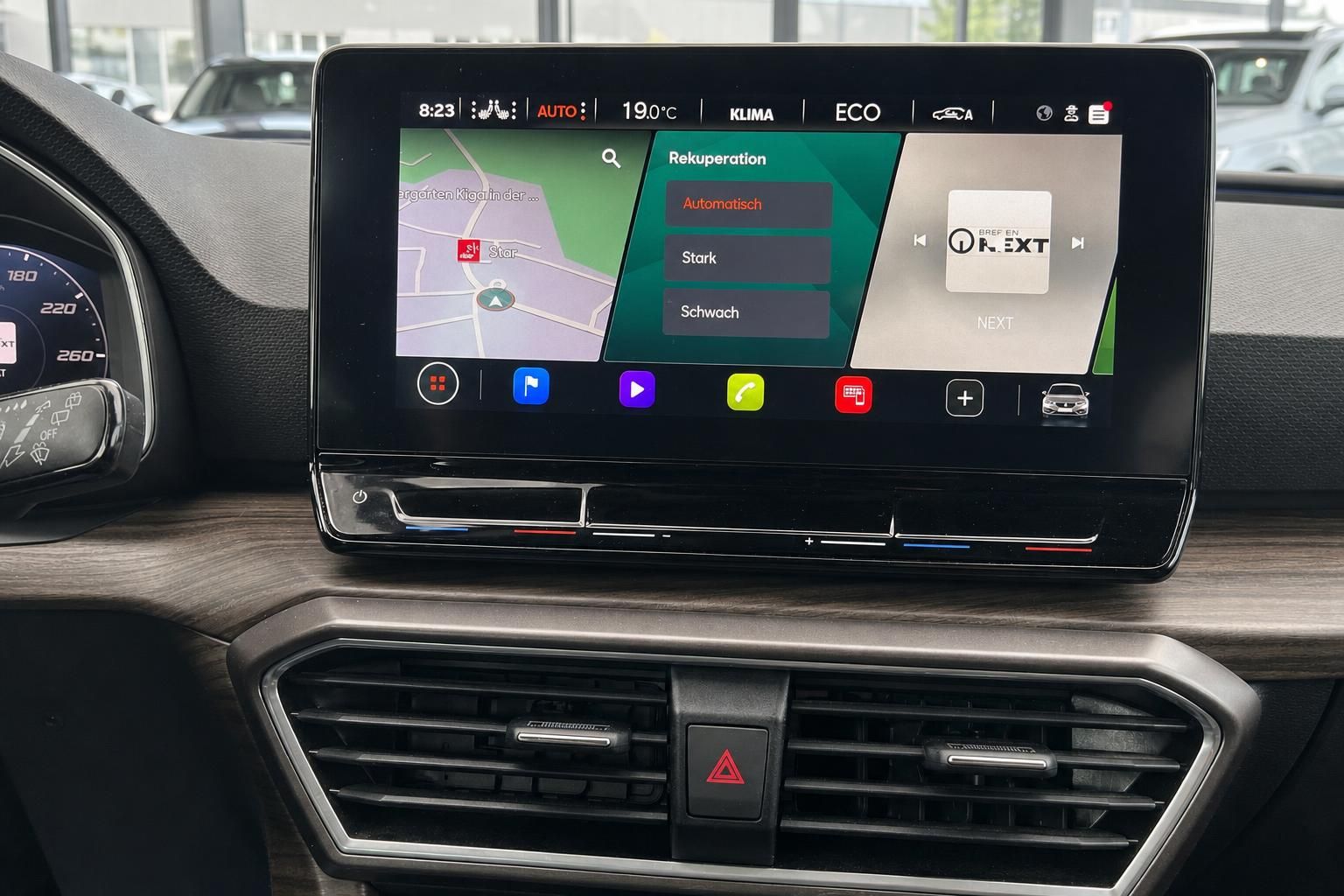 Touchscreen Infotainmentsystem mit Navigation im Seat Cockpit